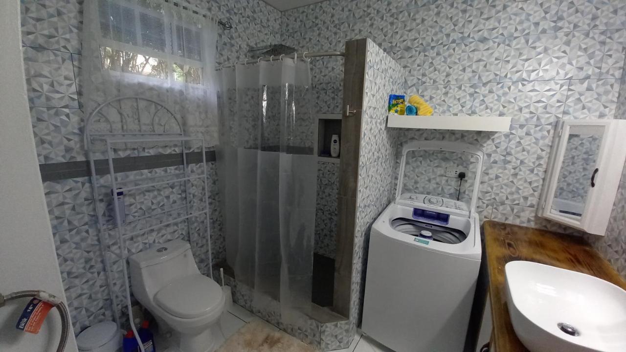 Cozy Vacation Retreat With Free Parking Apartment Roseau Exterior photo